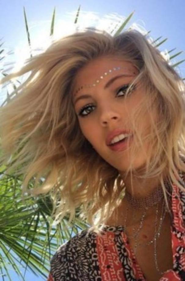 6. Piedritas con pega o un tattoo temporal encima de las cejas.