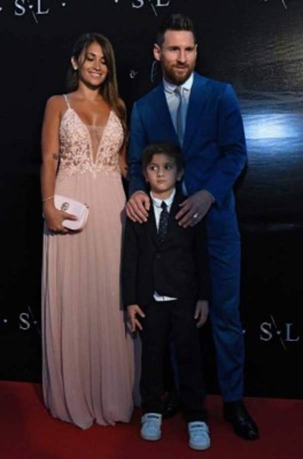 Antonella Roccuzzo y Lionel Messi lucieron elegantes trajes de vestir en la renovación de votos de Luis Suárez y Sofía Balbi. Su hijo Thiago también se hizo presente.