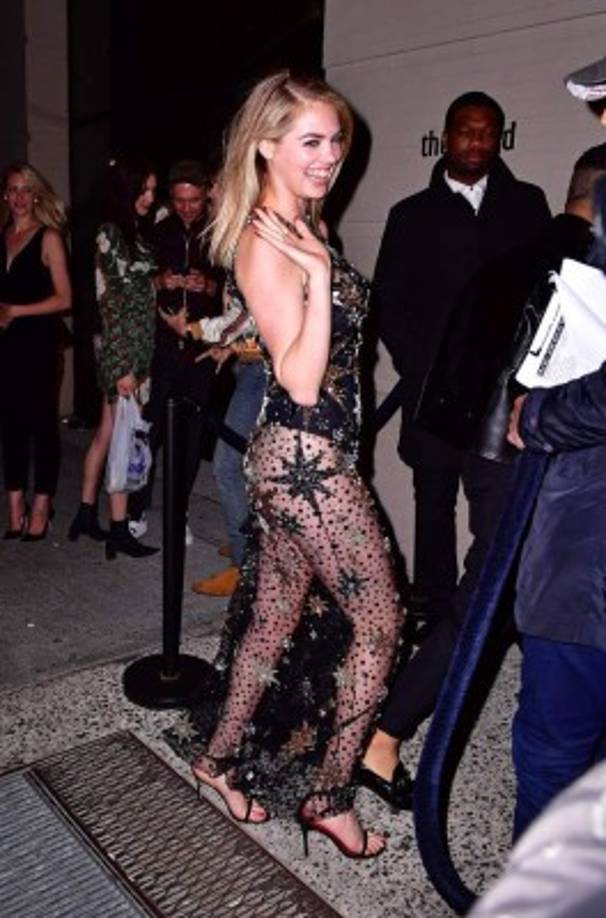 Pero con su hermosa sonrisa, Kate Upton siguió disfrutando la fiesta.