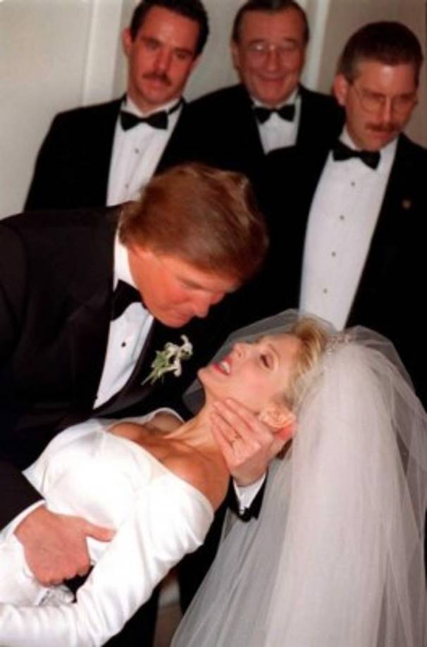 La vida personal de Trump ha sido tan agitada como su carrera profesional, para deleite de la prensa del corazón, el magnate se divorció de Ivana en 1991 y contrajo matrimonio dos años más tardes con la modelo y actriz Marla Maples.