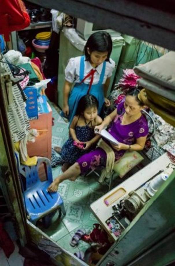 Mel Schenck, que estudia la arquitectura en plena mutación de la antigua Saigón, dice que estas 'microcasas pintorescas' están condenadas a desaparecer paulatinamente.