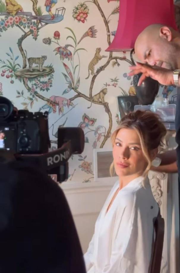 La hija del cantante Luis Miguel hasta el momento no ha revelado más detalles sobre su luna de miel. Pero continúa subiendo algunos momentos previos a su boda. 