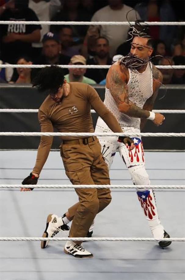 Bad Bunny causa revuelo tras increíble “pelea callejera” en la WWE