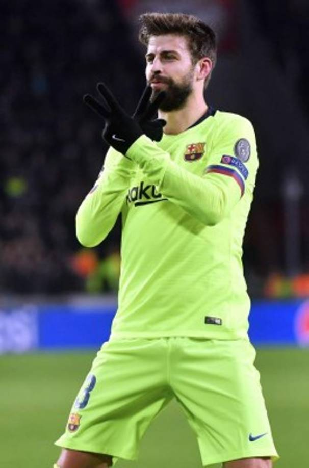 El festejo de Gerard Piqué tras su gol que significó el 0-2 del Barcelona ante el PSV.