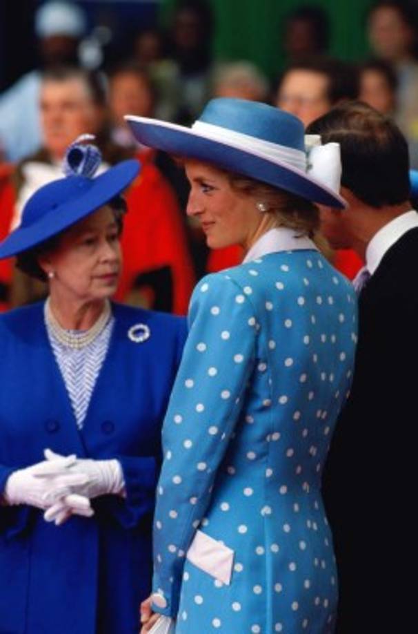 Apenas cruzaban miradas y el distanciamiento también era más que evidente en sus apariciones públicas. La reina Isabel y la princesa Diana en una foto tomada en marzo de 1989.