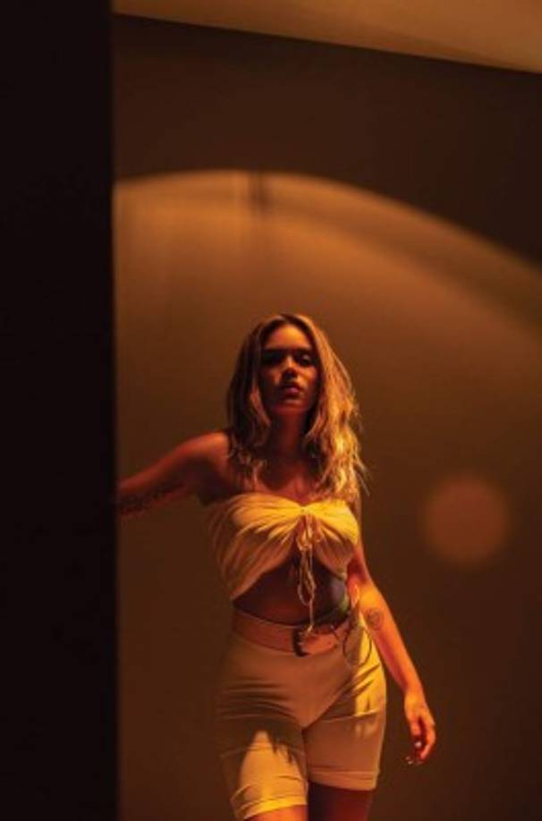 La estrella, que recién ganó un Grammy Latino por mejor artista nuevo, relata que comenzó su carrera presentándose en el show Factor X en el 2006. <br/><br/>'Tenía 14 años y pasé. Entonces fui a Bogotá, así como uno lo ve en televisión, y de ahí salí con mi primer contrato discográfico. Ahí fue cuando firmé la primera vez como Karol G.', afirma la joven en la entrevista.<br/><br/>