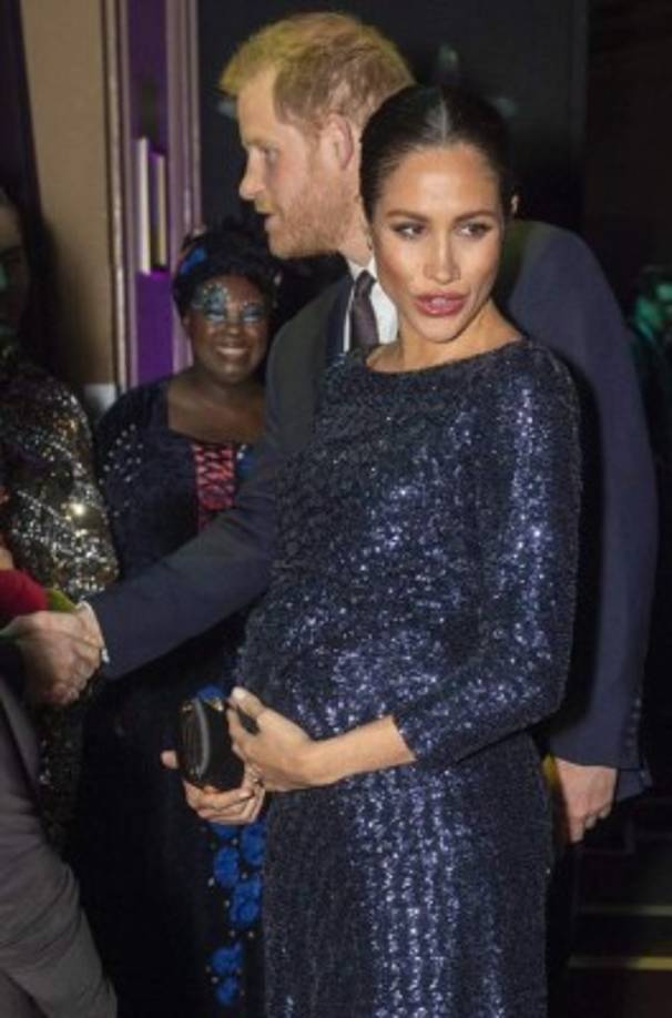 A pesar del largo día, la duquesa de Sussex parecía llena de energía mientras hablaba con el elenco del Cirque du Soleil.<br/>