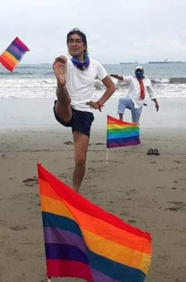 Toca el saxofón y acordeón. Es ateo y vegano, y practica yoga. Hizo campaña montado en una bicicleta de bambú.