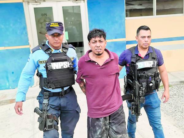 Óscar Flores fue detenido por agentes policiales.
