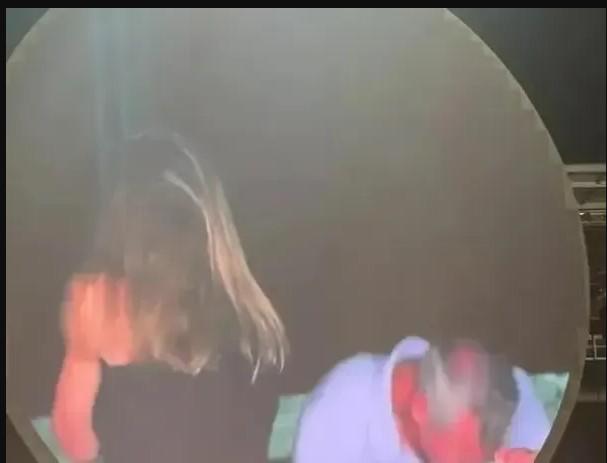 Escándalo corporativo: CEO y jefa de recursos humanos pillados en concierto de Coldplay