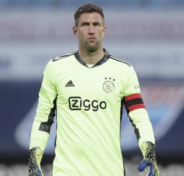 Maarten Stekelenburg - El portero neerlandés anunció su retiro del fútbol a sus 40 años. El guardameta se despedirá este domingo con el Ajax, según ha anunciado el propio club en redes, ante el Utrecht. Deja atrás 21 años de carrera. En España es recordado por ser el arquero que encajó el gol de Andrés Iniesta en la final del Mundial de Sudáfrica 2010.