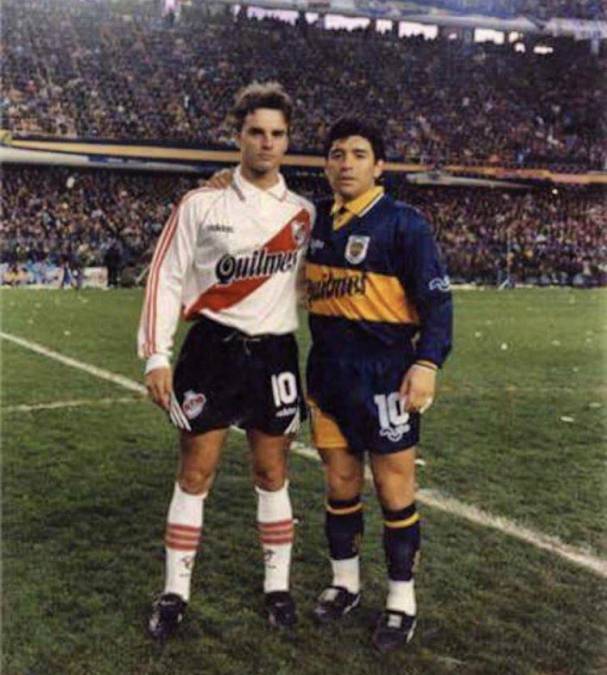 Luego de hacer todas las inferiores en el club, debutó en la Primera División de Argentina en 1991 en River Plate. Lavallén llegó a enfrentar en su momento a Diego Maradona cuando el astro argentino pertenecía a Boca Juniors.