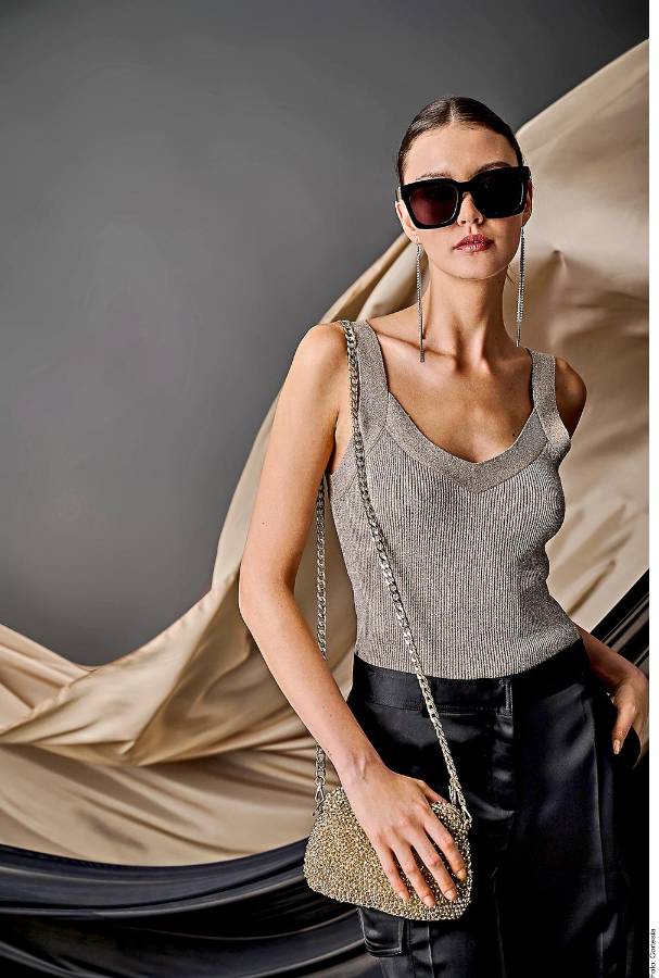 Si te gusta la comodidad, no dudes en usar un pantalón en satín y combínalo con una linda blusa de punto en tono metálico, no puede faltarte el brillo.