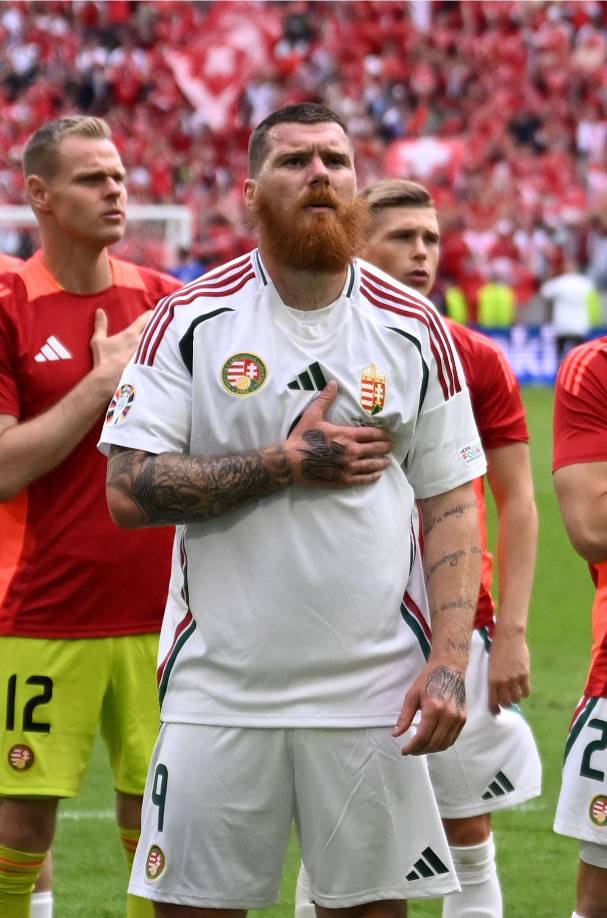 El delantero húngaro Martin Adam se volvió viral durante el partido por su físico.