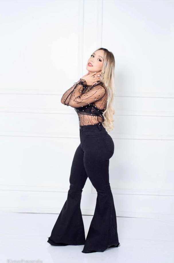 Dora Martínez es la bella prometida del defensor Devron García del Real España.