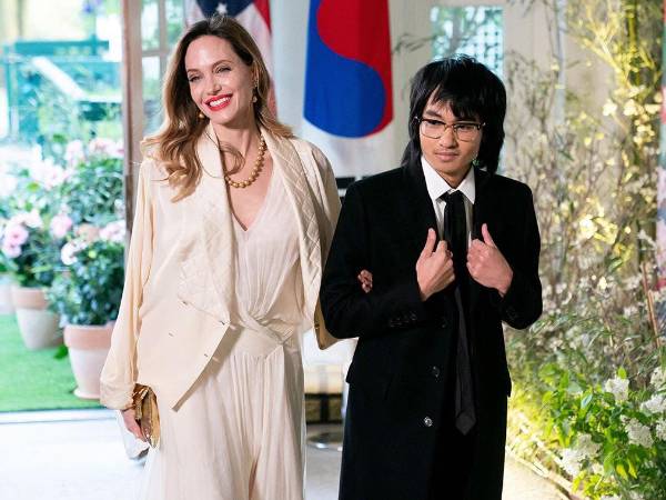 Angelina Jolie y su hijo mayor, Maddox, en una foto de archivo.