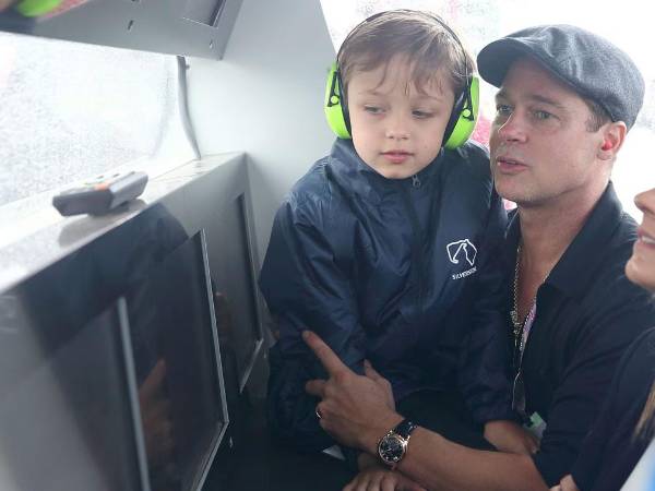 Brad Pitt en una foto de archivo junto a su hijo menor Knox, quien en la imagen tenía 7 años.