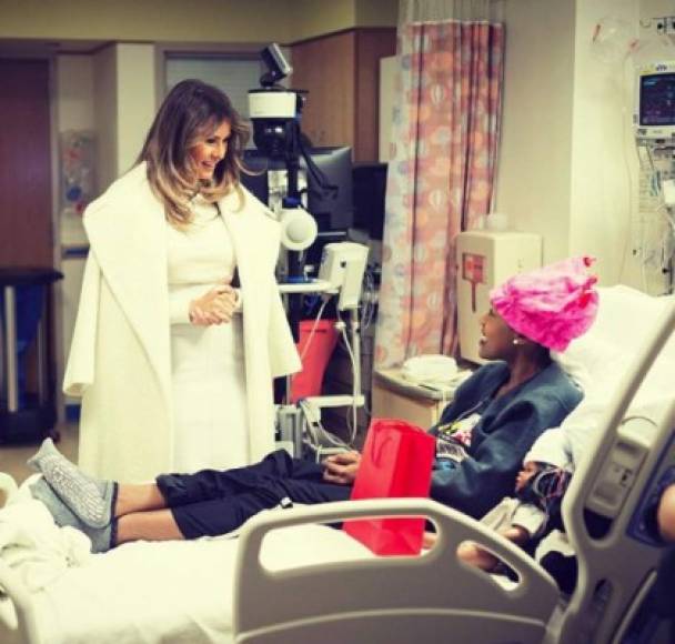 Melania también ha apartado tiempo para visitar en hospitales a las víctimas de tragedias nacionales, como los heridos por el fatal tiroteo en Las Vegas.