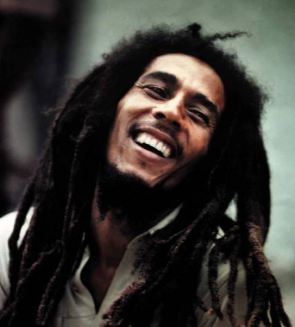 Bob Marley<br/><br/>Cuando apareció una mancha oscura debajo de la uña del músico jamaicano, este lo atribuyó a una reciente lesión en el fútbol. La mancha resultó ser una forma de cáncer de piel llamada melanoma lentiginoso acral que a menudo se vuelve agresiva porque se detecta más tarde que otros melanomas. <br/><br/>La pérdida de esta leyenda sirve como un poderoso recordatorio de que cualquier persona, independientemente de su raza o estatus, puede verse afectada por el cáncer de piel.<br/>