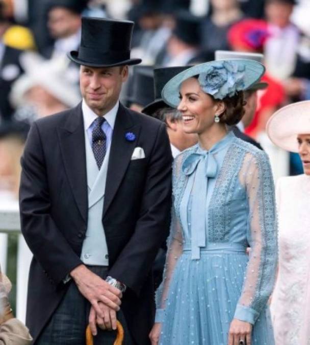 Un día después de la ceremonia de la Orden de la Jarreta, donde la duquesa de Cambridge confraternizó con las parejas reales de España y los Países Bajos, Kate participó el martes en la tradicionales carreras de Ascot. <br/><br/>El festival de cinco días es uno de los eventos sociales británicos de la temporada donde la socialité se permite algo de extravagancia utilizando diseños de sombreros llamativos.