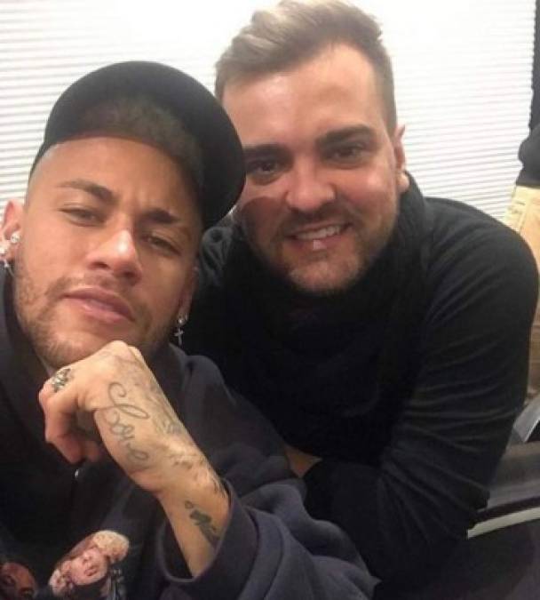 Otro de los que pertenece al selecto grupo de amigos de Neymar es Gustavo Almeida. Trabaja en la empresa de la familia (NRCSports) como gestor de la consultoría especializada en artistas.