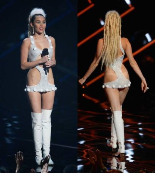 Miley al estilo anillos de plástico de six pack. Otro look más para la lista. En esta ocasión la cantante apareció con un 'vestido' blanco que dejaba ver más piel de la que tapaba y decorado con pompones.