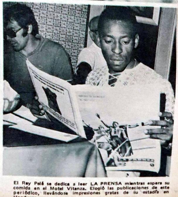 Pelé leyendo una de las páginas de la edición de Diario LA PRENSA sobre su llegada al país. Histórico momento.