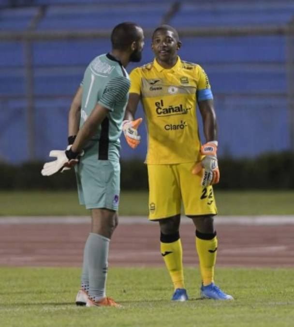 Saludo de porteros. 'Buba' Löpez y Edrick Menjívar dialogando tras el clásico.