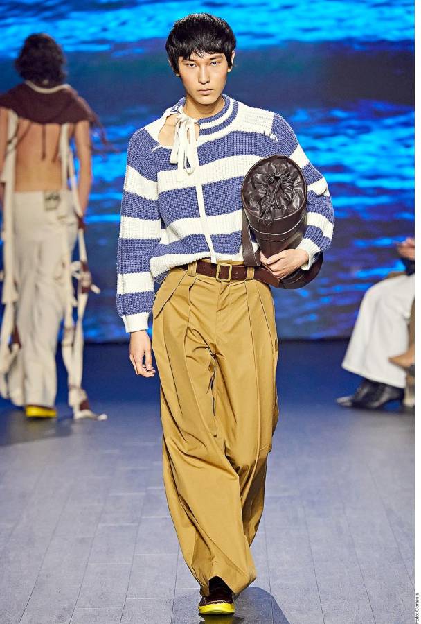 Este conjunto unisex es un buen ejemplo de cómo lucir un suéter con pantalones.