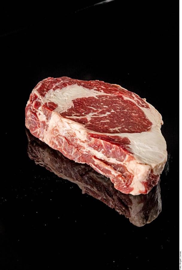 El rib eye proviene de las primeras costillas de la res.