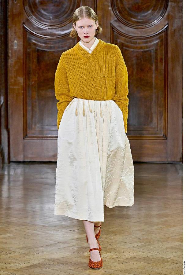 Puede lucir un suéter con falda larga o corta.