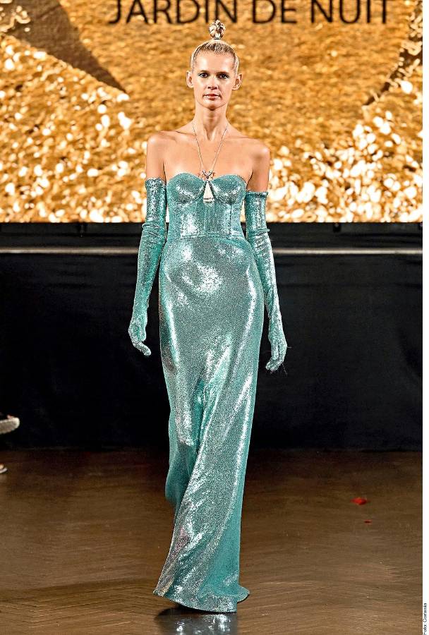 Los vestidos en telas platinadas y con brillos son tendencia en prendas de fiesta o de gala.