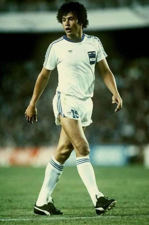 Héctor Zelaya - ‘Pecho de Águila’ fue el primer hondureño en anotar gol en Mundiales adultos y ese gol en España 82’ le valió para ser fichado por el Deportivo La Coruña de La Liga, pero su estadía fue corta.