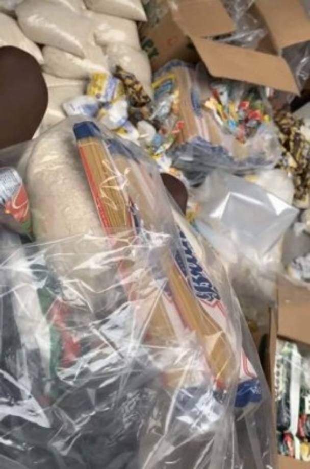 Estos fueron algunos de los alimentos que llevaron Rubilio Castillo y su esposa a personas de escasos recursos económicos.