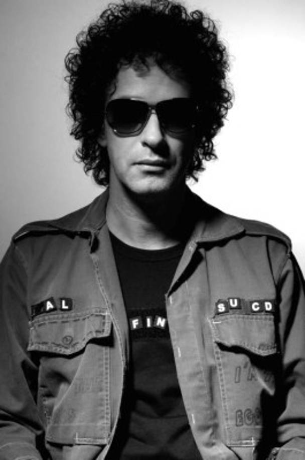 Tras la disolución de Soda Stereo a finales de los 90, Cerati se lanzó como solista y logró la aceptación de la fanaticada. Como solista produjo cinco álbumes de estudio en los que experimentó con distintos estilos musicales.
