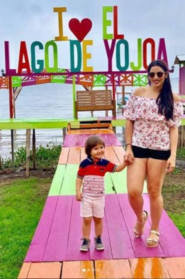 La periodista hondureña Carolina Lanza disfrutó los días de Semana Santa paseando en el Lago de Yojoa. La presentadora de HCH compartió esta bonita foto junto a su guapo hijo Thiago.