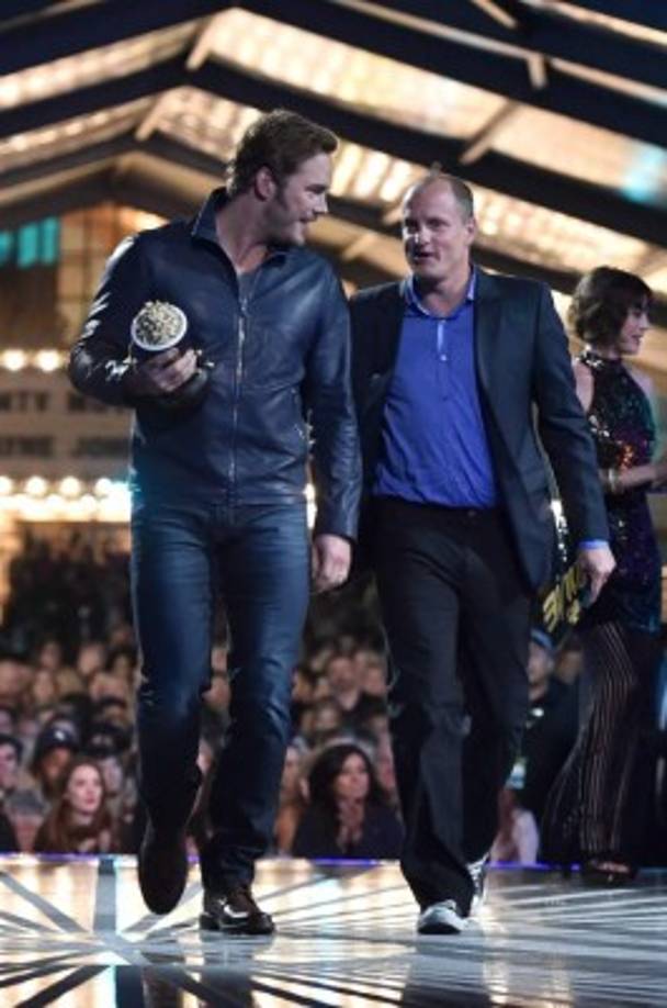 El actor Chris Pratt ganó como mejor actor de acción por la película 'Jurassic World'. En la imagen camina con Woody Harrelson.