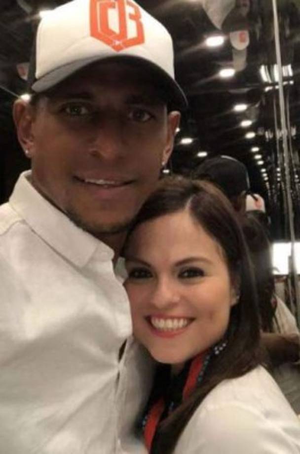 Carlo Costly: El experimentado delantero hondureño optó por distribuir gorras de su propia marca y su logo.
