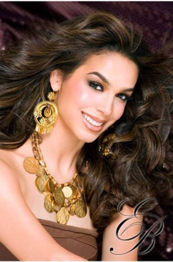 Fue elegida El rostro de El Heraldo de México. A sus 44 años sigue conservando su belleza y elegancia.