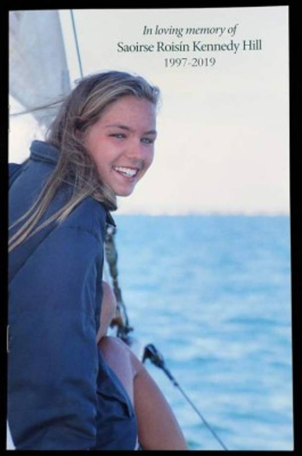 La joven de 20 años de edad, que debía graduarse el año próximo del Boston College, murió el pasado jueves en la residencia de la viuda de Robert Kennedy, uno de los hermanos menores del presidente estadounidense John F. Kennedy.