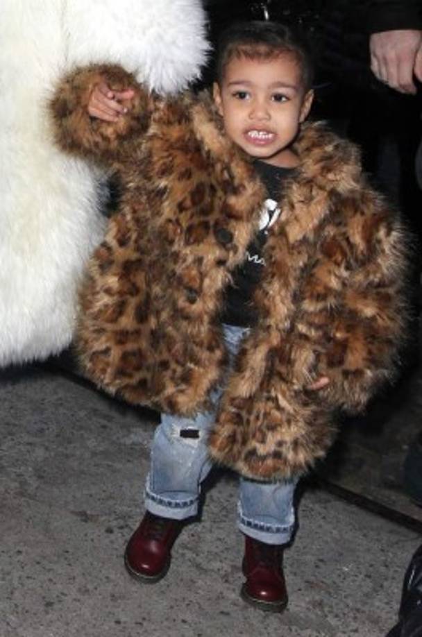 Entre su colección de prendas resaltan costosos abrigos, lentes de sol, trajes de pluma y piezas de joyería que muchos desearián.