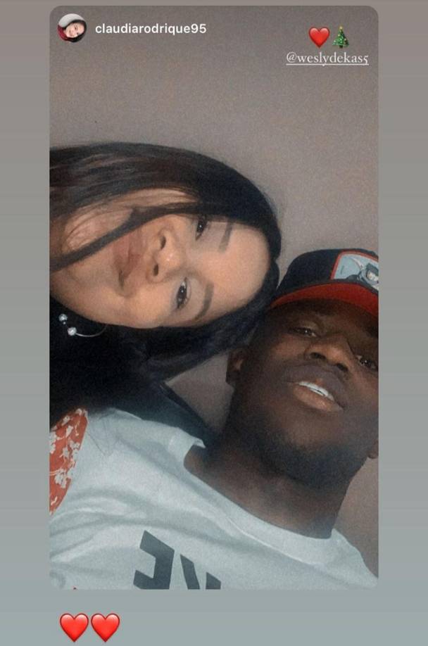 Wesly Decas, defensa del Motagua, junto a su novia Claudia Rodríguez.