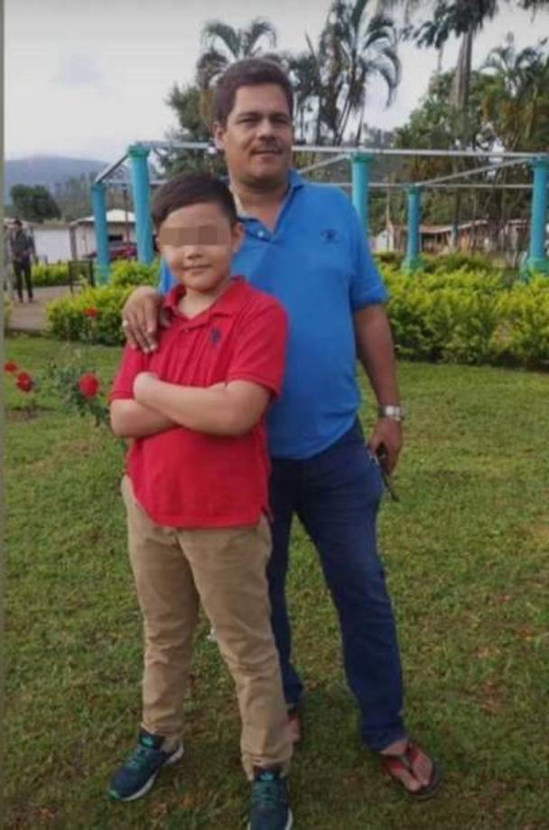 El padre, identificado como José Abelardo Menocal, murió de manera inmediata.