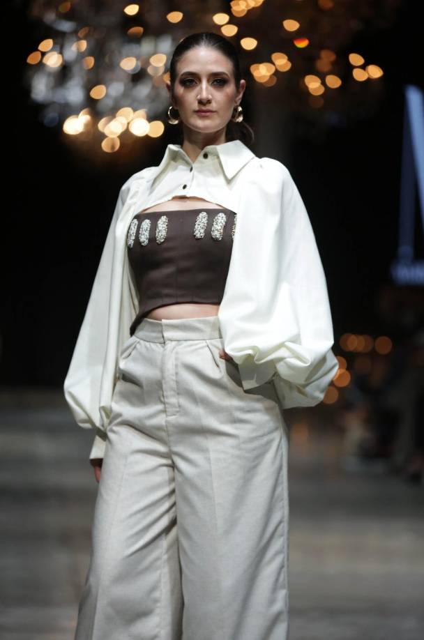 A estas propuestas se sumaron los volúmenes de Roberto Ramírez, la evocación lenca de Marcela Pradal, así como los elementos distintivos de los ya referentes de la industria local Miguel Chong y Lawin Paz.