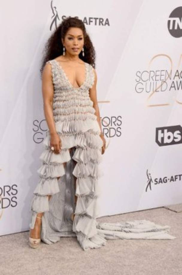 La actriz Angela Bassett se miraba fatal en ese vestido lleno de vuelos.