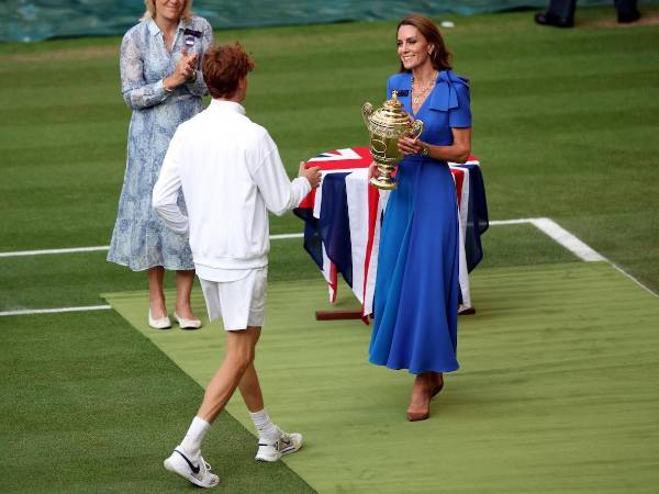 La princesa de Gales, Kate Middleton, entregó este domingo el trofeo de Wimbledon al italiano Jannik Sinner, tras su victoria sobre el español Carlos Alcaraz en la final.