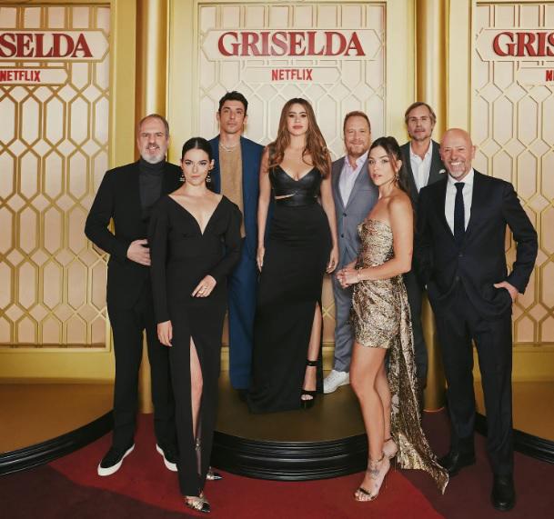 El reparto de la serie “Griselda” durante la premier de la misma en Colombia.