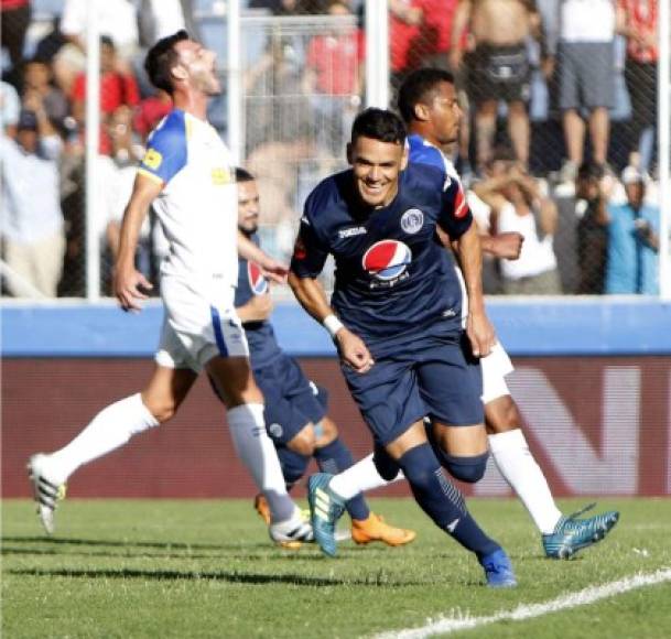 Roberto Moreira corre a celebrar su gol de penal contra el Olimpia.