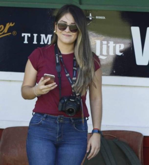 La hermosa periodista Karla López fue otra de las chicas que adornó con su belleza el partido entre Marathón vs Honduras Progreso.