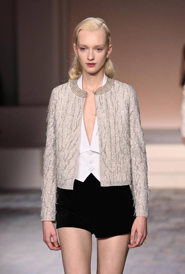 María Grazia Chiuri esparció toques contemporáneos, como minishorts bajo trajes.